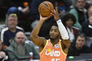 高效带队赢球！米切尔22中14&三分8中4砍下37分 另有5板7助1断