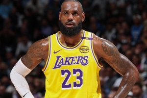 雷迪克：我们不会要求詹姆斯追着对方头号得分手跑40分钟！