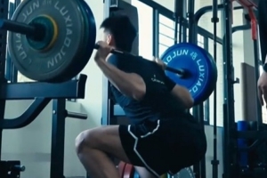 挥洒汗水！崔永熙康复训练更新 在健身房进行力量训练