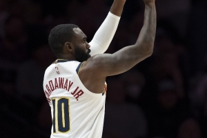 正负值-21太离谱！小哈达威替补16分钟8中2仅拿4分2板3断