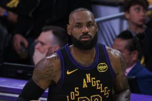 艾顿：此前连续客场赛后詹姆斯都会发消息鼓励我们 你不得不爱他