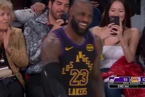 全员笑开花！詹姆斯助攻文森特压哨三分！