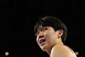 拓记：对南湾湖人杨瀚森打爆了对位球员 但防守站位问题依然存在