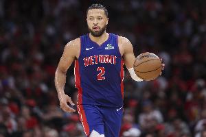 有望三双！康宁汉姆半场6中3拿到10分6板8助1断