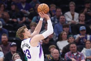 不显山不露水！马尔卡宁半场14中8&三分6中2砍下22分3板