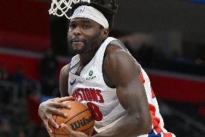 充满活力！斯图尔特半场14分钟拿到7分5板3助 正负值+11