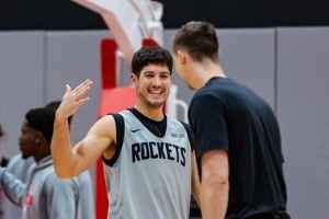 备战骑士！火箭官方晒训练照 全员面带笑容&氛围极佳