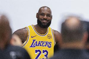 赏心悦目！老詹赛季首秀送出12助攻 传球+投射随随便便打到45岁？