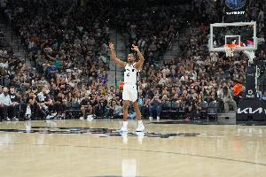 扛起大旗！福克斯过去三场：场均26分8助攻 命中率50/47/83%