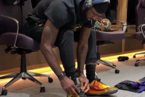 很炫！詹姆斯赛前备战 哼着小曲上脚最新一代签名鞋“詹23”